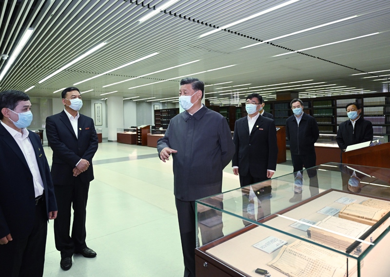 2022年4月25日，習(xí)近平來到中國人民大學(xué)考察調(diào)研。這是他在圖書館考察。