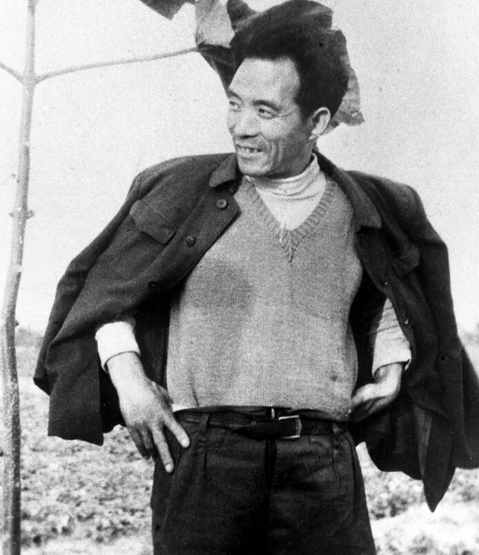 這是焦裕祿當年滿懷豪情地在泡桐樹前留影。新華社發(fā)（1990年5月10日發(fā)）