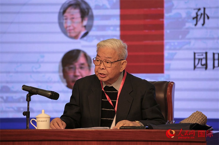北京外國語大學(xué)北京日本學(xué)研究中心原主任嚴(yán)安生發(fā)表主旨演講。人民網(wǎng)記者 張麗婭攝