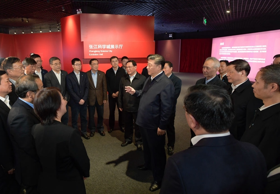 2018年11月6日，習(xí)近平在上海張江科學(xué)城展示廳考察時(shí)，同在場(chǎng)的科技工作者親切交談。