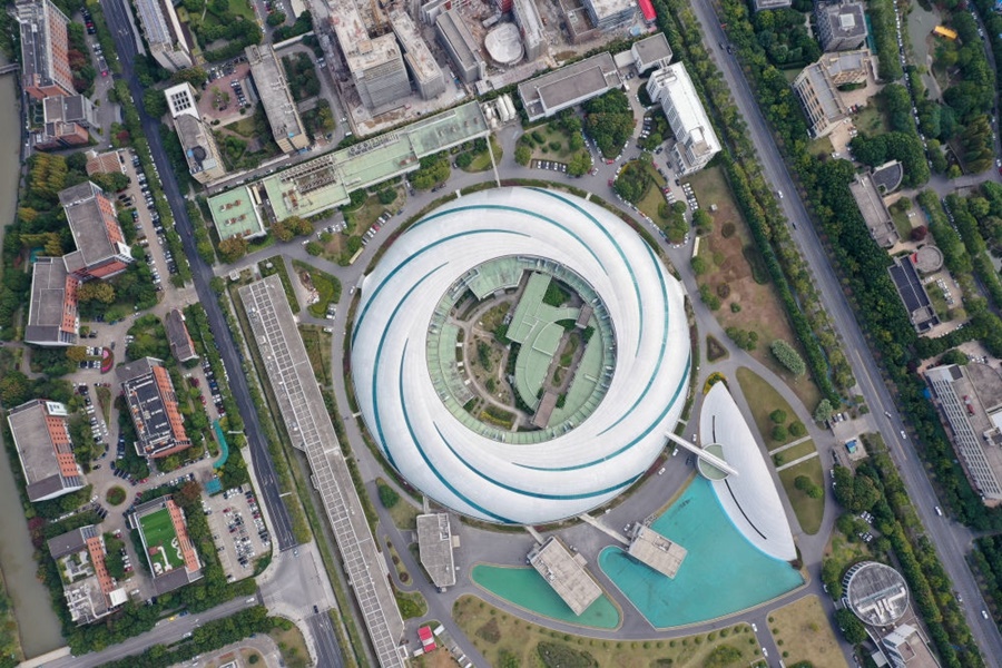 位于上海張江科學(xué)城的國(guó)家大科學(xué)裝置上海光源（2020年10月26日攝，無(wú)人機(jī)照片）。