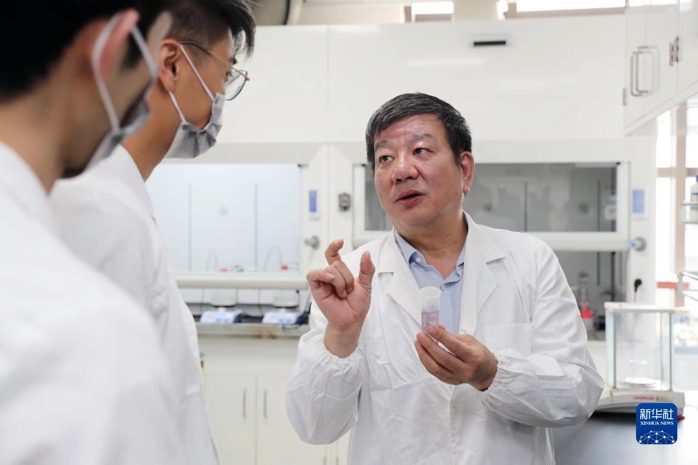 中國科學(xué)院院士、國家自然科學(xué)獎一等獎得主趙東元在復(fù)旦大學(xué)實驗室里指導(dǎo)學(xué)生（2023年9月2日攝）。新華社記者 劉穎 攝