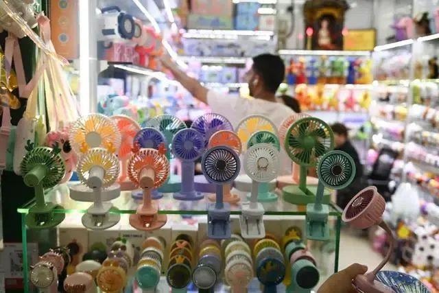 △近期，客商在浙江義烏國(guó)際商貿(mào)城采購(gòu)商品。