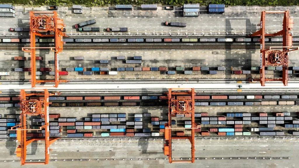 △2023年11月12日，火車在廣西欽州港碼頭裝運(yùn)集裝箱。
