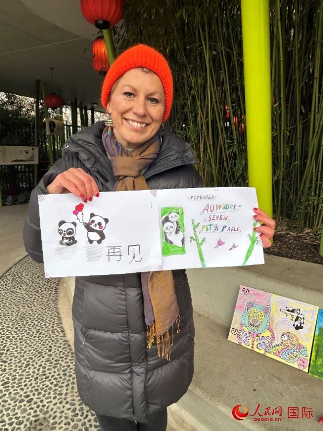 桑德拉和德國小朋友們的作品。右圖寫著“祝福好運(yùn)，再見 Pit和Paule（“夢想”“夢圓”的德語名字）”。人民網(wǎng)記者 徐馨攝