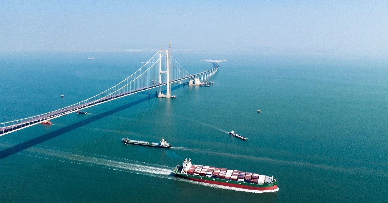△2023年11月28日，國家重大工程深中通道海底沉管隧道貫通。