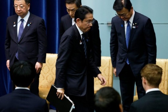  11月2日，在日本東京首相官邸，日本首相岸田文雄在新聞發(fā)布會(huì)后離開會(huì)場。新華社發(fā)（Pool圖片，太田潔攝）