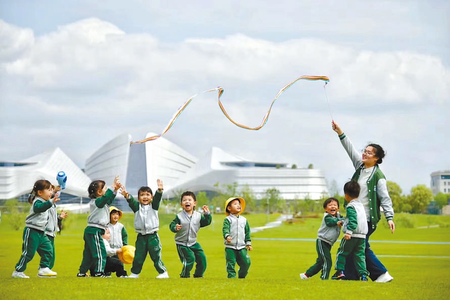 童心飛揚(yáng) 在浙江衢州市智慧新城草坪公園，一名幼兒園老師揮舞彩帶，與孩子們一起玩耍。衢州市柯城區(qū)將兒童友好理念融入城區(qū)整體規(guī)劃，努力為兒童成長創(chuàng)造更好的發(fā)展環(huán)境，提升兒童和家庭的獲得感、幸福感、安全感。 衢州市柯城區(qū)某幼兒園哥倫比亞籍教師 莉莉安娜·雷斯特雷波·埃斯皮諾薩攝 “我和家人都很喜歡在衢州生活，這是一座兒童友好城市，有很多兒童營地和戶外活動場所。我看到孩子們在幼兒園、戶外非?？鞓返赝嫠?，便用相機(jī)記錄下這美好時刻?！? /></p> <p style=