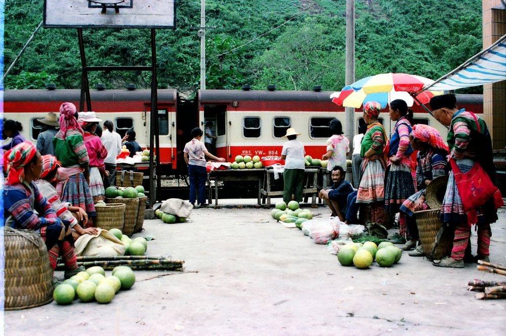 這是90年代中后期滇越鐵路沿線的集市，客運(yùn)列車(chē)的開(kāi)行為當(dāng)?shù)氐拇迕駧?lái)商機(jī)。