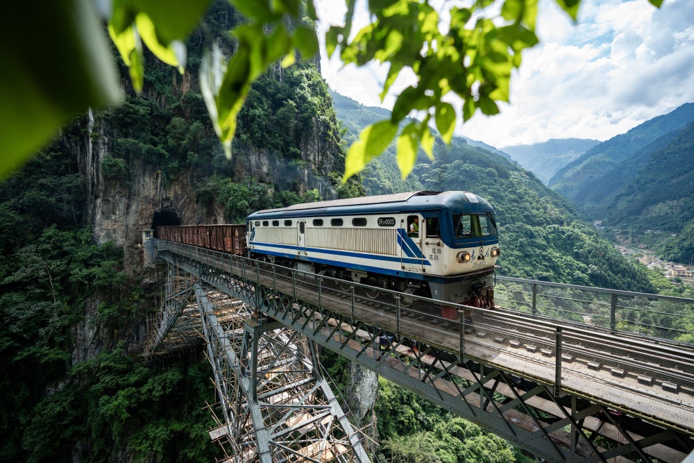 進(jìn)行人字橋橋梁檢測(cè)的米軌列車(chē)通過(guò)人字橋（2023年9月6日攝）。