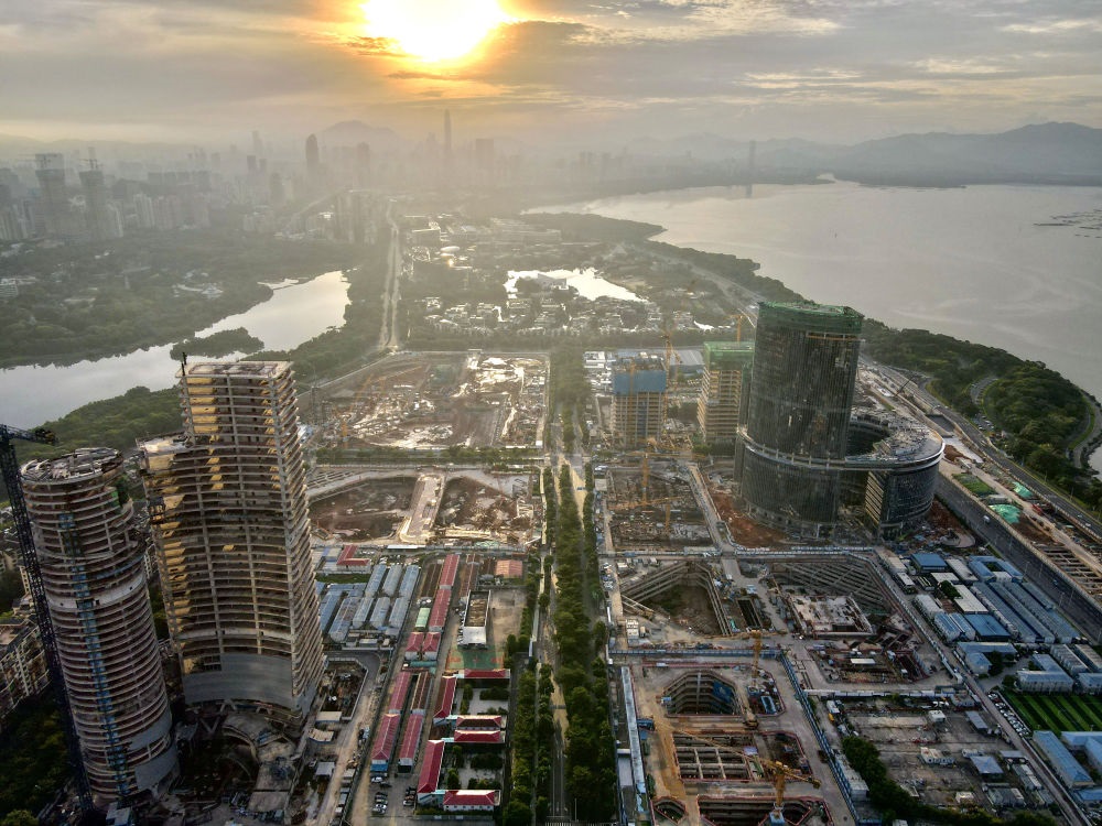 位于深圳市南山區(qū)的深圳灣超級總部基地建設(shè)現(xiàn)場（無人機(jī)照片，2023年8月26日攝）。新華社記者 周科 攝