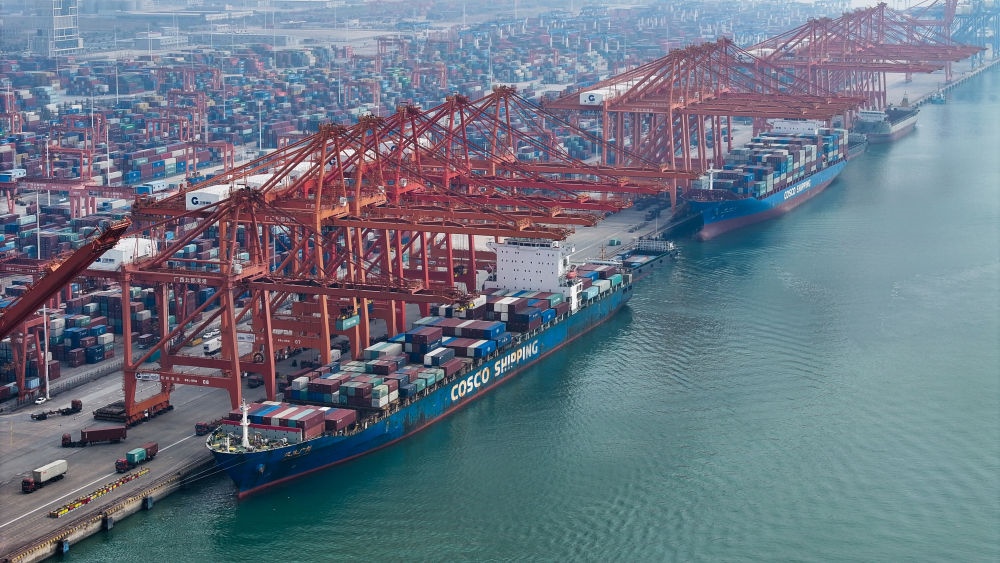 兩艘貨輪在欽州港集裝箱碼頭下卸集裝箱（無人機(jī)照片，2023年11月24日攝）。新華社記者 張愛林 攝