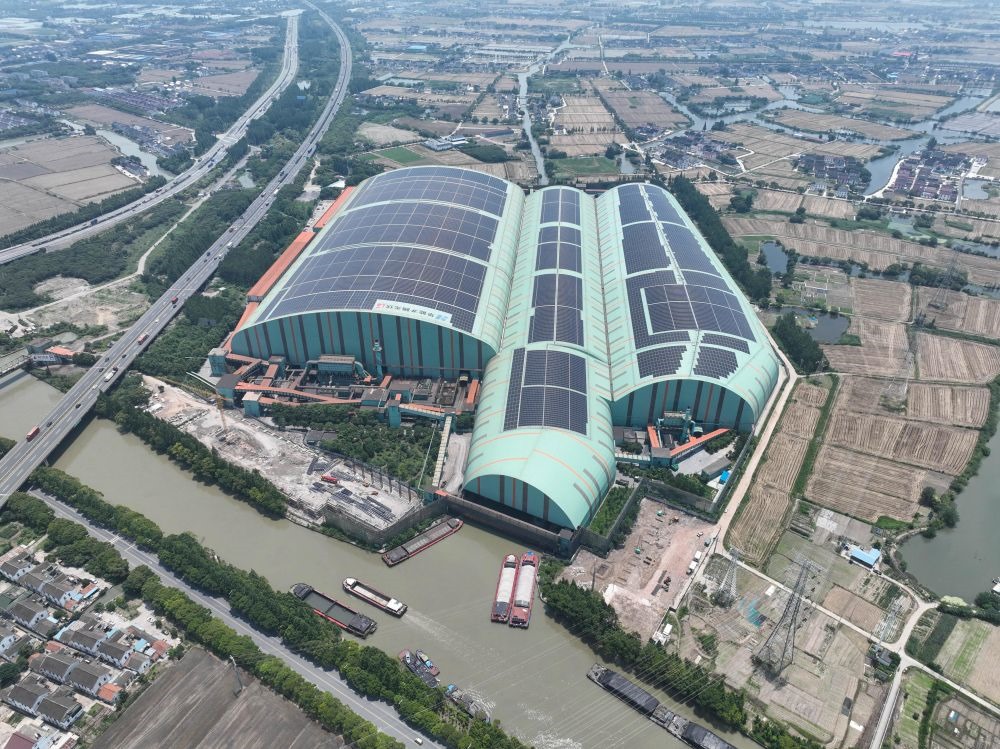 這是江蘇蘇州市常熟市龍騰特種鋼有限公司碼頭料場屋頂光伏（無人機(jī)照片，2023年6月9日攝）。新華社記者 季春鵬 攝