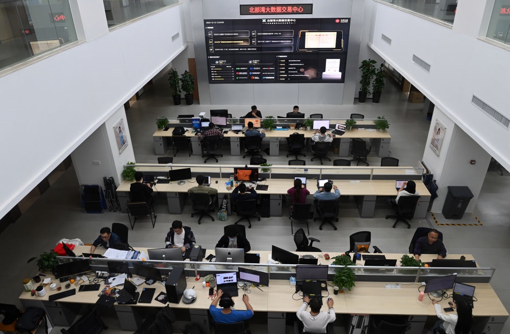 中國—東盟信息港員工在工作中。