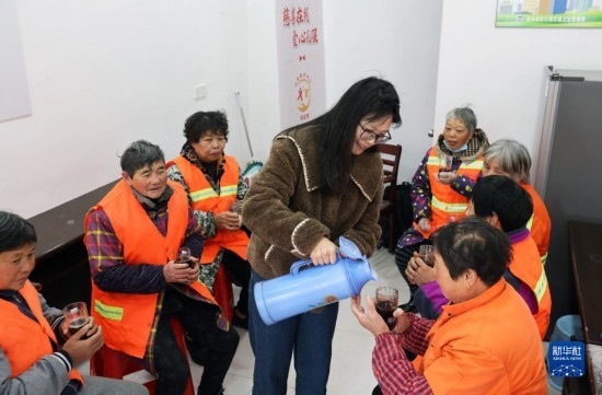 12月16日，在浙江省湖州市德清縣乾元鎮(zhèn)環(huán)衛(wèi)工人愛心驛站，志愿者為環(huán)衛(wèi)工人倒紅糖姜茶。