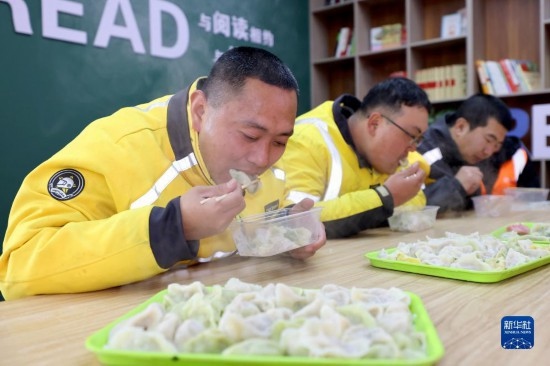 12月16日，在山東省棗莊市市中區(qū)城管藍(lán)職工志愿服務(wù)驛站，戶外勞動者吃上熱氣騰騰的水餃。