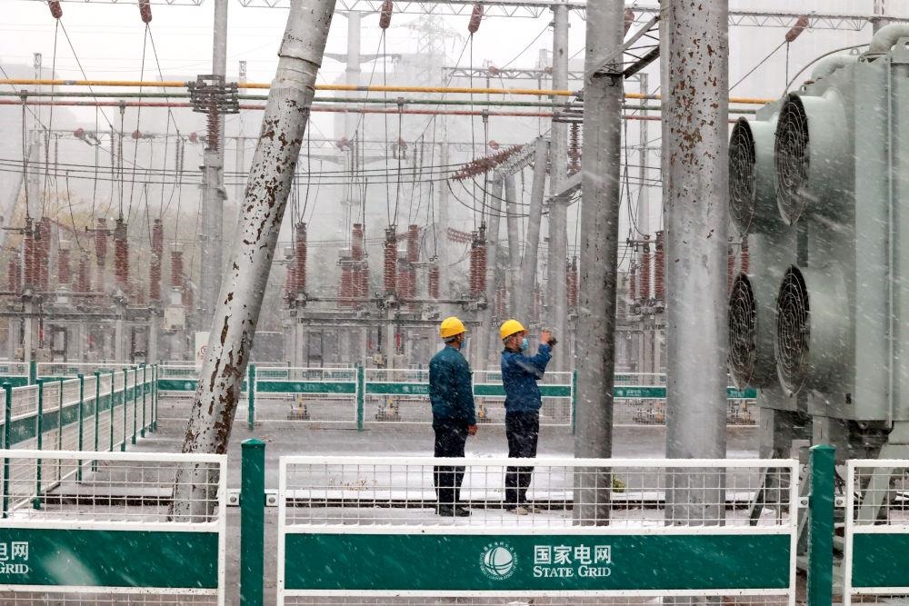 △國網(wǎng)壽光市供電公司變電運維人員在檢查變電站積雪情況。