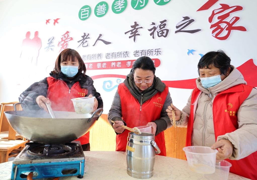 12月17日，在山東省臨沂市沂南縣銅井鎮(zhèn)杜山社區(qū)孝善食堂，志愿者們在為社區(qū)內(nèi)獨(dú)居和行動不便的老人煮水餃。 新華社發(fā)（王彥冰 攝）