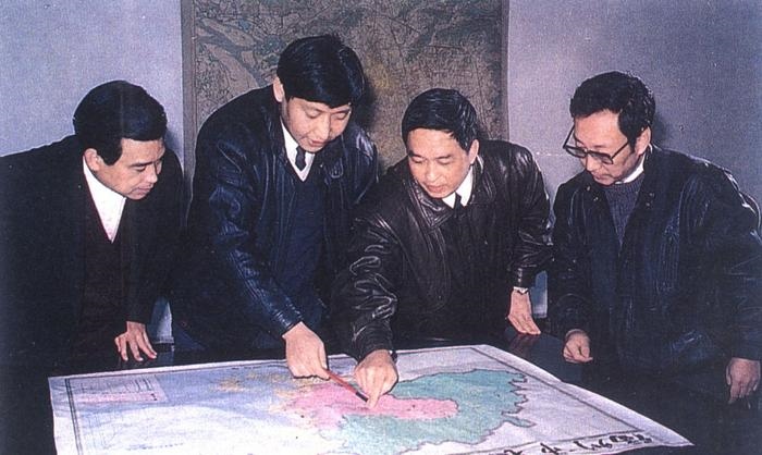 1991年12月，習近平與同事討論福州市戰(zhàn)略規(guī)劃設(shè)想。