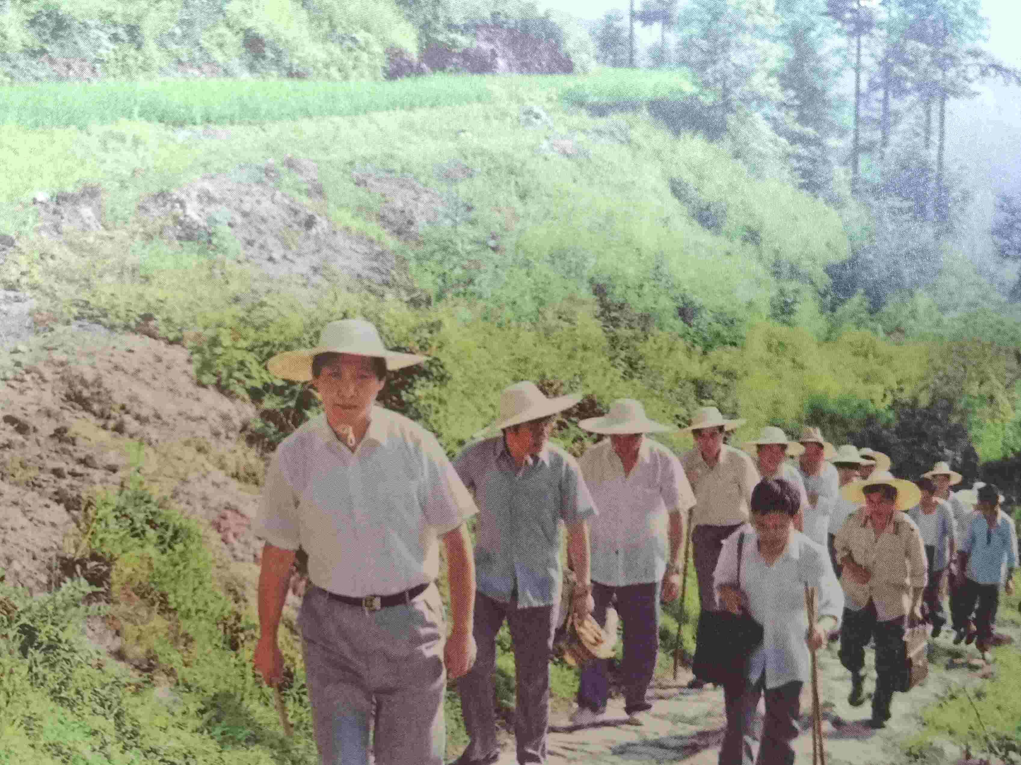 1989年7月，習(xí)近平冒著酷暑，帶頭步行到下黨鄉(xiāng)調(diào)研。