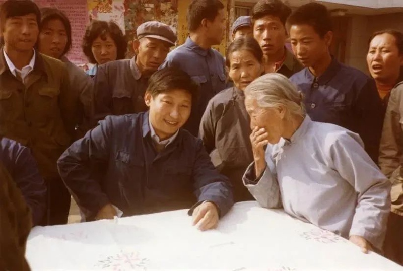 1983年，時(shí)任河北正定縣委書記的習(xí)近平，臨時(shí)在大街上擺桌子聽取老百姓意見。