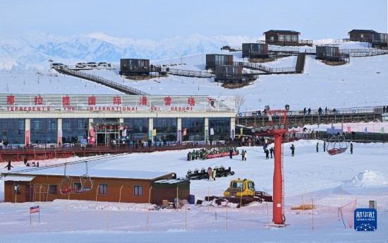 隨著新雪季的到來，那拉提國際滑雪場迎來眾多游客（(12月21日攝）。
