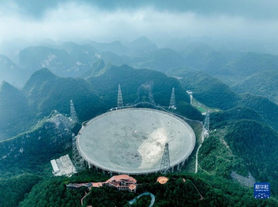 這是2023年7月26日拍攝的“中國天眼”全景（無人機(jī)照片，維護(hù)保養(yǎng)期間拍攝）。 新華社記者 歐東衢 攝