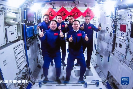 這是2023年10月26日在北京航天飛行控制中心拍攝的神舟十六號航天員乘組與神舟十七號航天員乘組“全家福”。 新華社發(fā)（韓啟揚(yáng) 攝）
