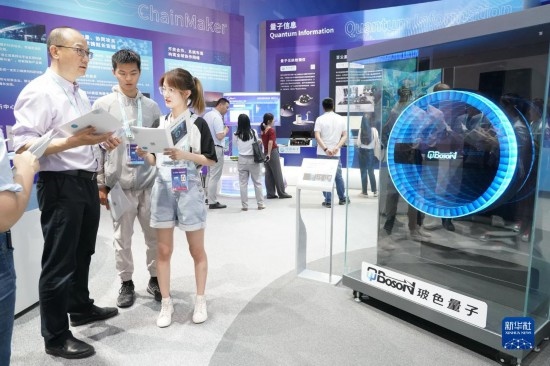 這是2023年5月26日在北京中關(guān)村國家自主創(chuàng)新示范區(qū)展示中心拍攝的100量子比特相干光量子計(jì)算機(jī)（模型）。 新華社記者 任超 攝