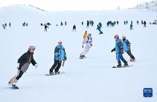12月21日，游客在那拉提國際滑雪場滑雪。