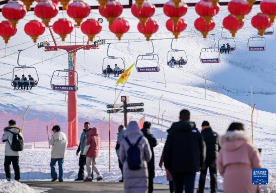 12月21日，那拉提國際滑雪場迎來眾多游客。