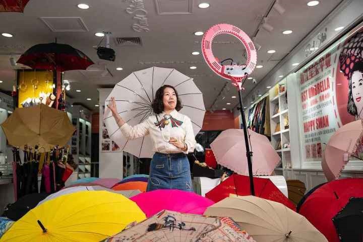 在義烏打拼了27年的商戶張吉英，正通過直播銷售雨傘。義烏市委宣傳部供圖