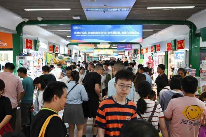 國慶長假期間，“世界超市”摩肩接踵。共享聯(lián)盟·義烏 吳峰宇 攝