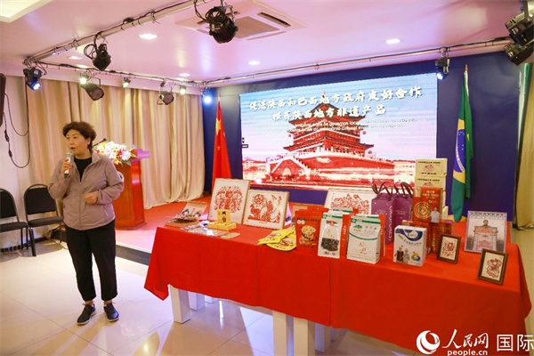 代表團(tuán)成員、咸陽市政協(xié)主席李曉靜向與會(huì)嘉賓介紹了陜西的特色產(chǎn)品。人民網(wǎng)記者 陳海琪攝