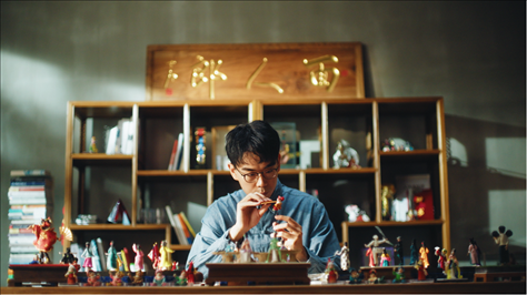 郎佳子彧通過短視頻直播，讓更多人關(guān)注并喜歡捏面人。受訪者供圖