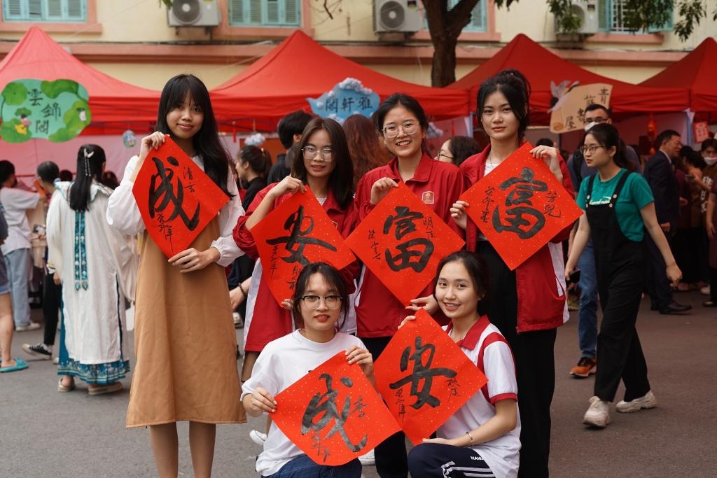 2023年4月21日，在越南河內(nèi)大學(xué)孔子學(xué)院，越南大學(xué)生展示漢字書(shū)法作品。新華社記者胡佳麗攝