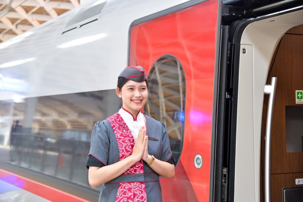 12月12日，乘務(wù)人員在印度尼西亞雅加達(dá)的哈利姆車(chē)站站臺(tái)歡迎乘坐雅萬(wàn)高鐵的乘客。新華社記者徐欽攝