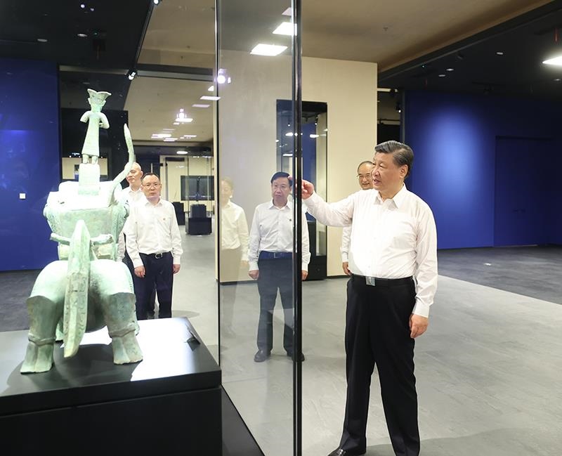 △2023年7月26日，習(xí)近平總書記在位于四川德陽(yáng)市廣漢市的三星堆博物館新館參觀。