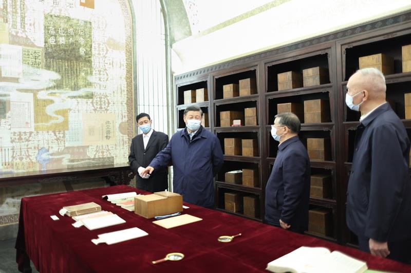 △2023年6月1日，習(xí)近平總書記在中國(guó)國(guó)家版本館考察時(shí)，在蘭臺(tái)洞庫(kù)了解館藏精品版本保存情況。