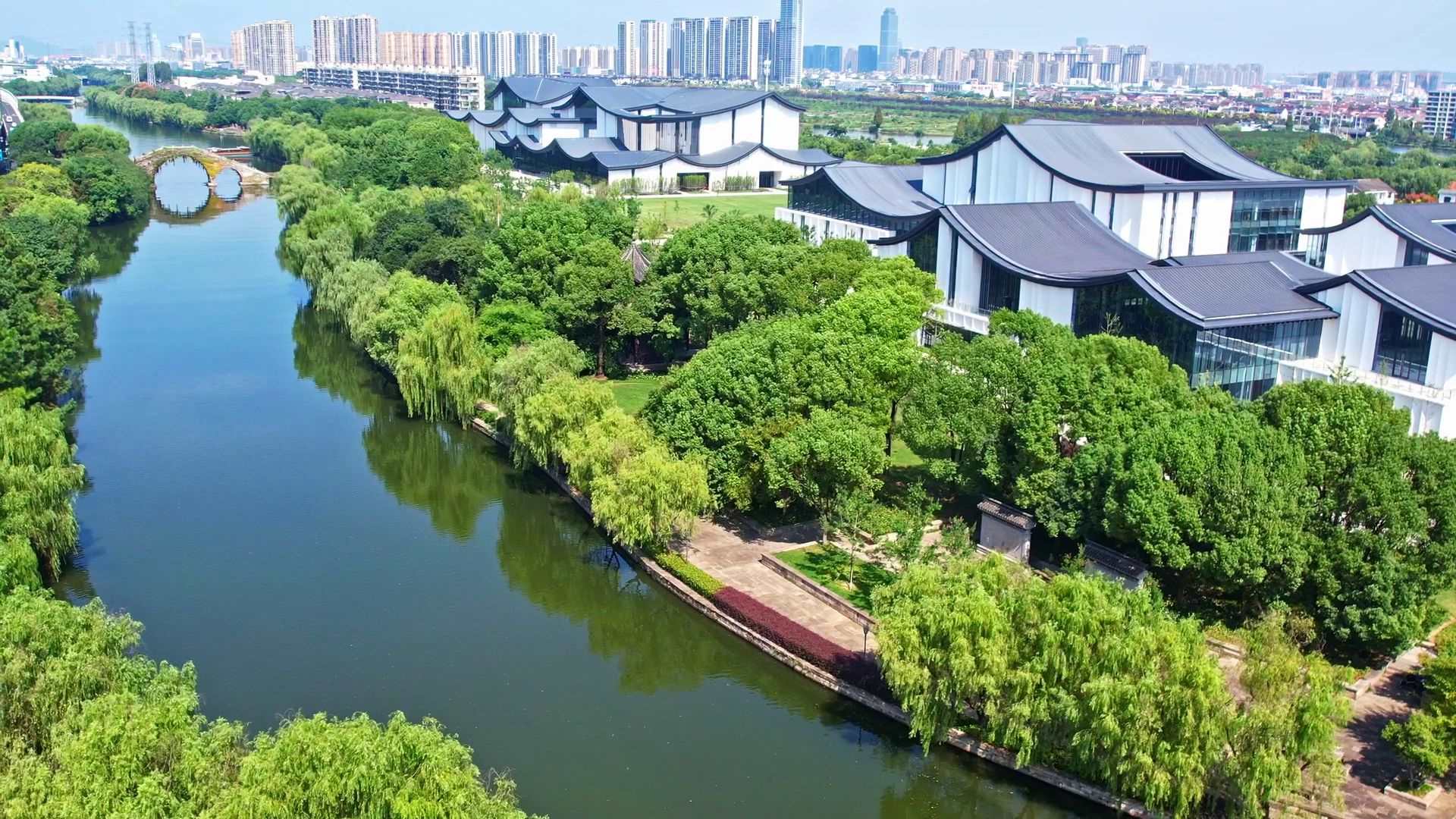 △浙東運(yùn)河。今年9月20日，習(xí)近平總書記來(lái)到浙東運(yùn)河文化園考察，強(qiáng)調(diào)“大運(yùn)河文化是中國(guó)優(yōu)秀傳統(tǒng)文化的重要組成部分，要在保護(hù)、傳承、利用上下功夫，讓古老大運(yùn)河煥發(fā)時(shí)代新風(fēng)貌”。