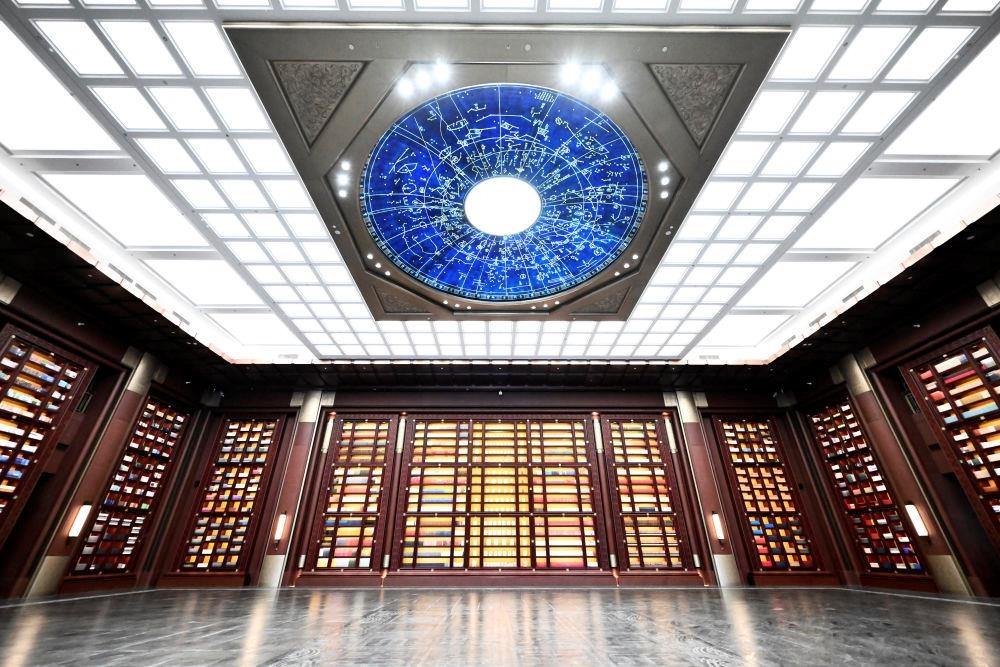 △中國(guó)國(guó)家版本館中央總館“文瀚閣”內(nèi)景。星空穹頂上是一幅宋代石刻天文圖，傳遞著“文瀚閣”的寓意：中華文明如星空般浩瀚璀璨。