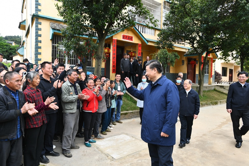 2021年4月25日，習(xí)近平總書(shū)記在廣西桂林市全州縣才灣鎮(zhèn)毛竹山村考察時(shí)，同鄉(xiāng)親們親切交流。新華社記者 謝環(huán)馳 攝
