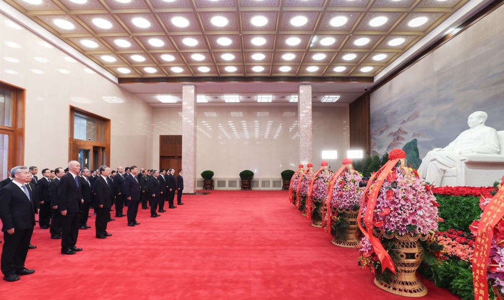 12月26日，中共中央在北京人民大會(huì)堂舉行紀(jì)念毛澤東同志誕辰130周年座談會(huì)。座談會(huì)前，習(xí)近平、李強(qiáng)、趙樂際、王滬寧、蔡奇、丁薛祥、李希、韓正等領(lǐng)導(dǎo)同志來到毛主席紀(jì)念堂瞻仰毛澤東同志遺容。