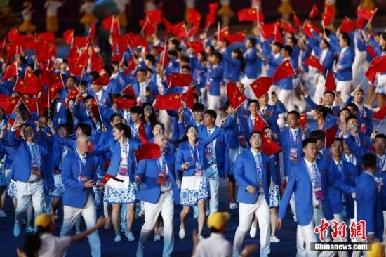 資料圖：9月23日，杭州第19屆亞運(yùn)會(huì)開(kāi)幕式舉行。中國(guó)代表團(tuán)身著星辰藍(lán)禮服驚艷亮相。<a target='_blank' href='/'><p align=