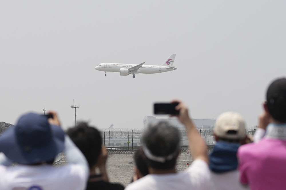 2023年5月28日，C919首個(gè)商業(yè)航班東航MU9191飛抵北京首都國(guó)際機(jī)場(chǎng)。新華社記者 鞠煥宗 攝