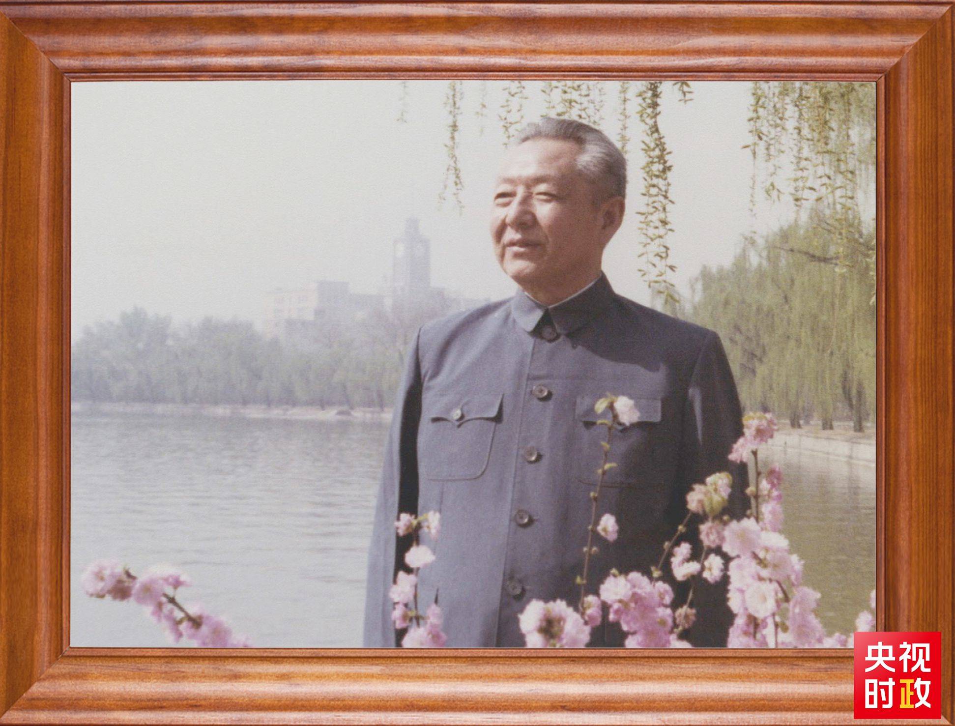 △這是習(xí)近平父親習(xí)仲勛同志的照片。2023年10月15日，是習(xí)仲勛同志誕辰110周年紀(jì)念日。這張照片第一次出現(xiàn)在他的書架上。