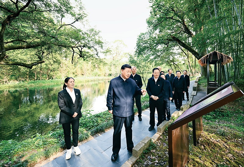 2023年10月10日至13日，中共中央總書記、國(guó)家主席、中央軍委主席習(xí)近平在江西考察。這是11日下午，習(xí)近平在上饒市婺源縣秋口鎮(zhèn)王村石門自然村考察時(shí)，了解饒河源國(guó)家濕地公園和極度瀕危鳥類藍(lán)冠噪鹛保護(hù)等情況。 新華社記者 謝環(huán)馳/攝