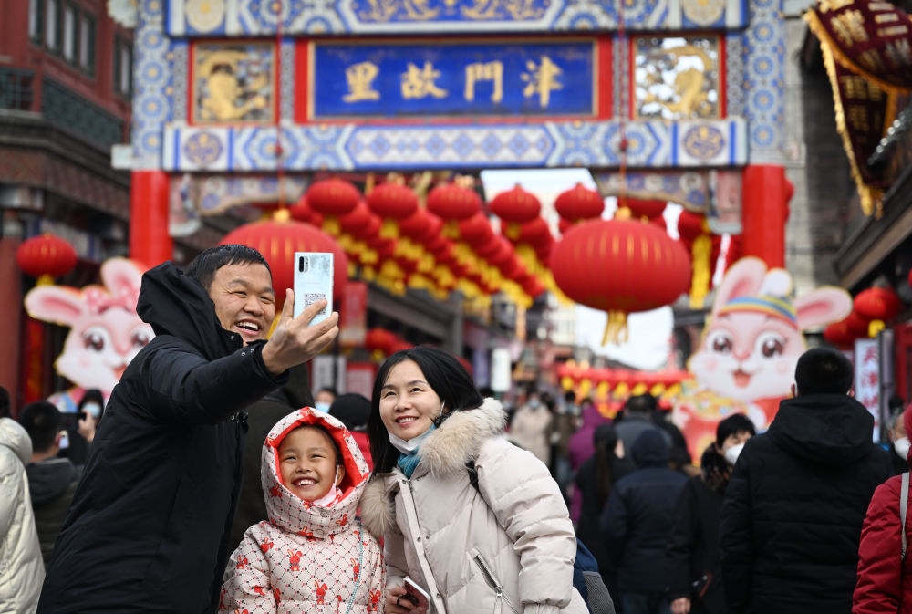 2023年1月26日，農(nóng)歷大年初五，游客在天津古文化街留影。新華社記者 趙子碩 攝