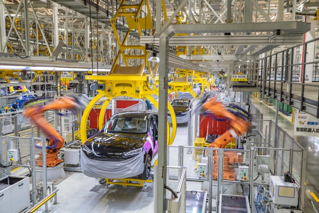 這是2023年8月29日拍攝的賽力斯汽車有限公司兩江智慧工廠作業(yè)現(xiàn)場。新華社記者 黃偉 攝