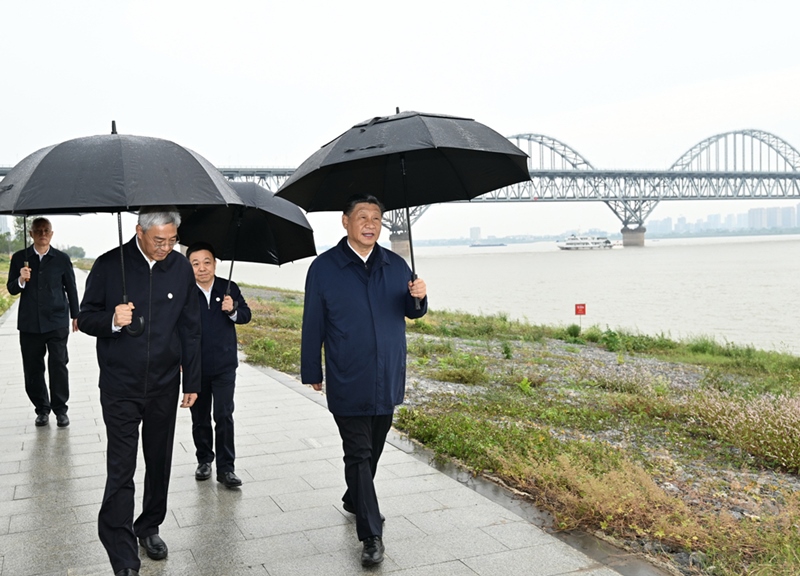 2023年10月10日，習(xí)近平在長(zhǎng)江國(guó)家文化公園九江城區(qū)段考察時(shí)，冒雨沿江堤步行察看沿岸風(fēng)貌。